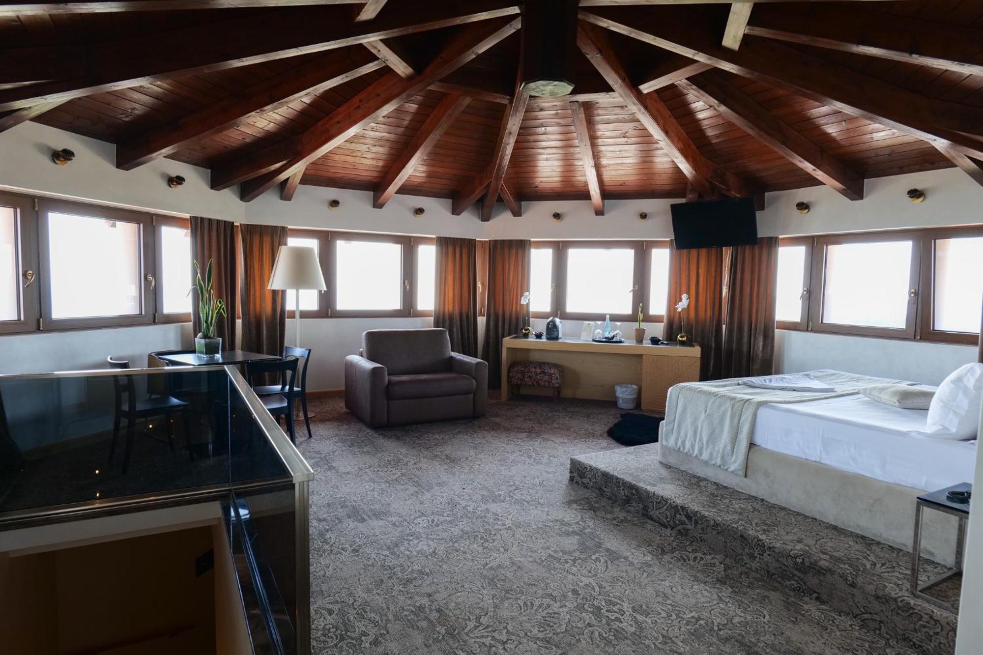 Agroturizem Kodra E Kuajve Hotel Shkallnur ภายนอก รูปภาพ